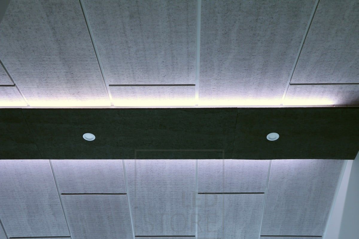Indirect light on the ceiling in two directions. Spotlights as supplementary lighting.